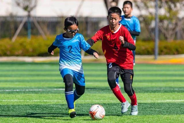 扩大领先！国安角球开出黄山自摆乌龙，十人国安2-0英博